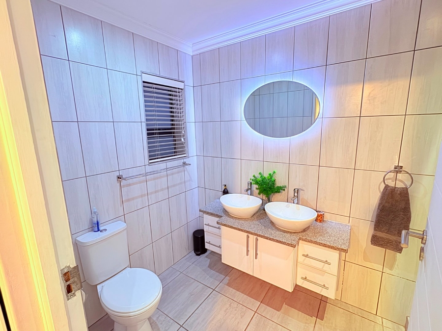 5 Bedroom Property for Sale in Reebok Western Cape